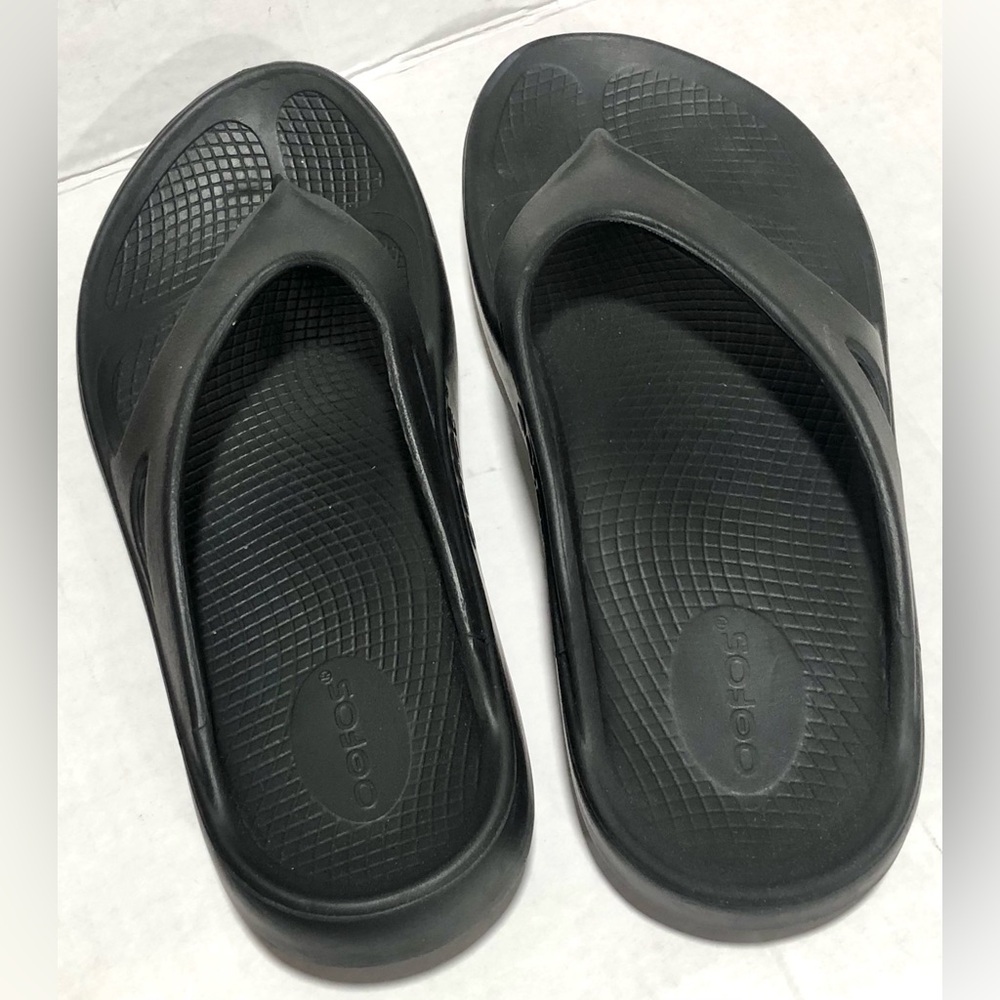 OOFOS Black Women's Foam Thong Sandals - Picture 6 of 11